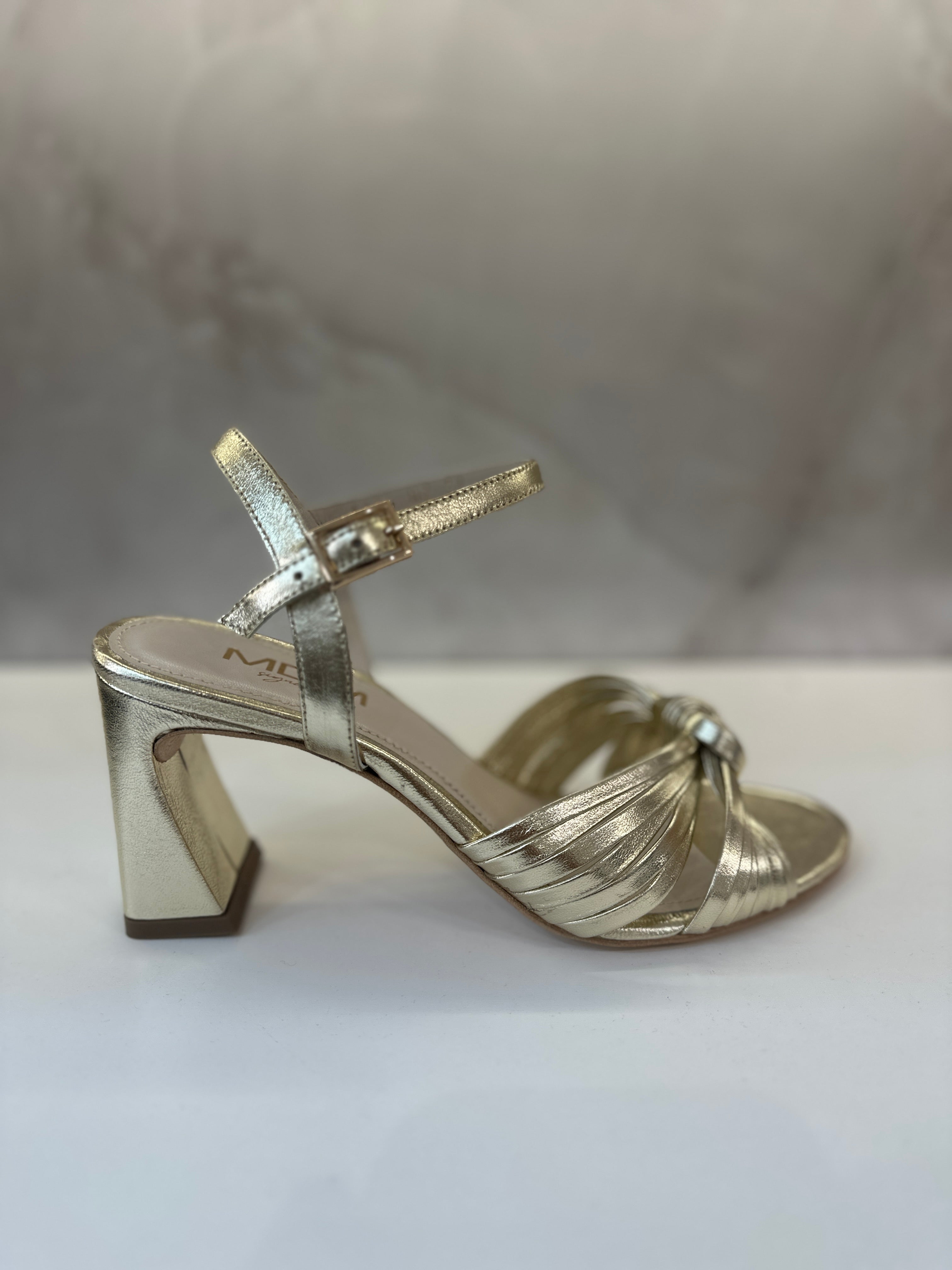 Sandales dorées à talon bloc – Nœud glamour & éclat doré