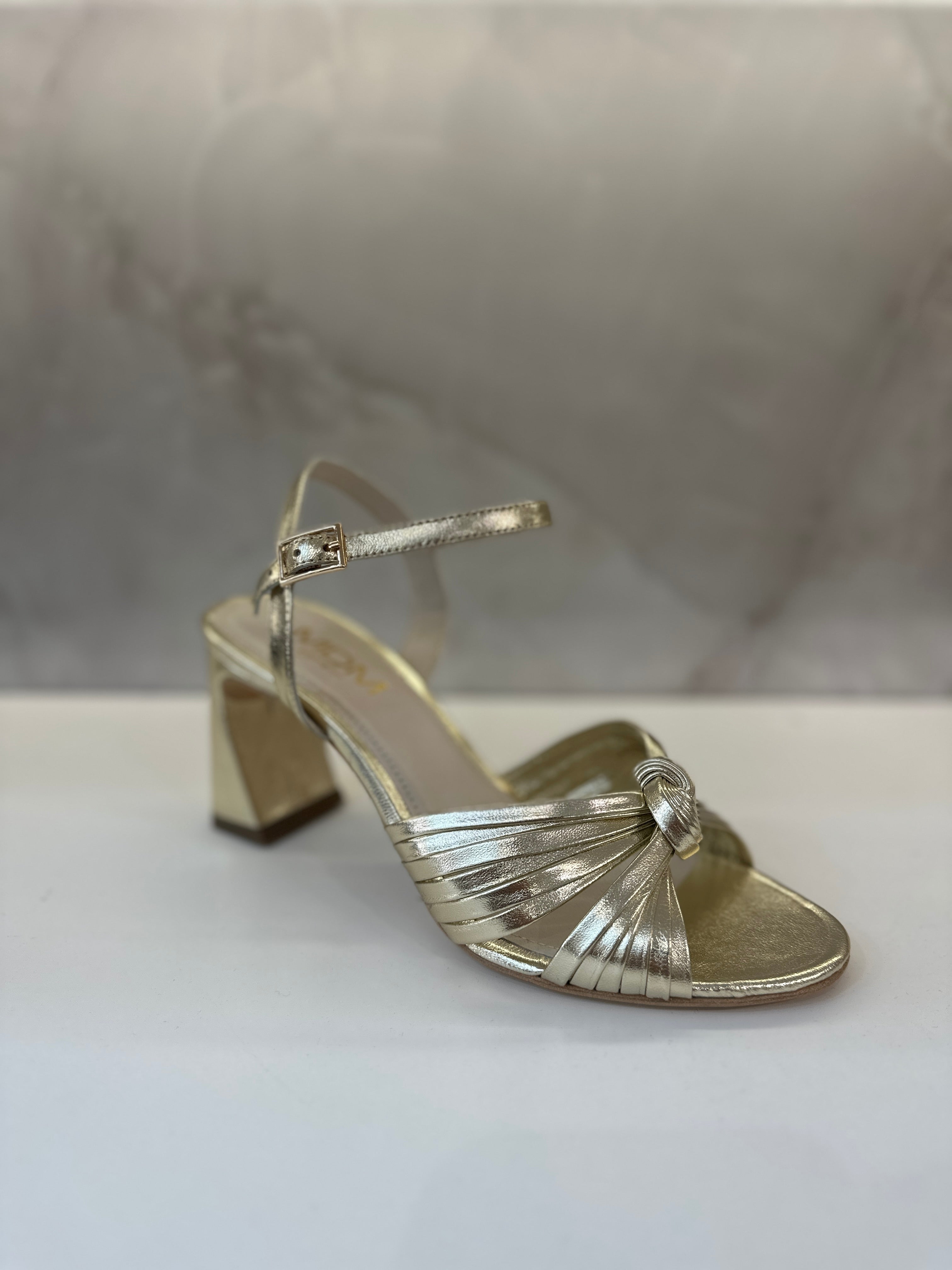 Sandales dorées à talon bloc – Nœud glamour & éclat doré