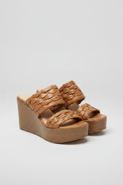 MULES COMPENSÉES EN CUIR TRESSÉ – CAMEL