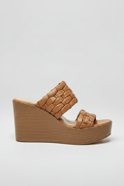 MULES COMPENSÉES EN CUIR TRESSÉ – CAMEL