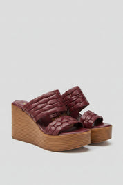 MULES COMPENSÉES EN CUIR TRESSÉ – BORDEAUX
