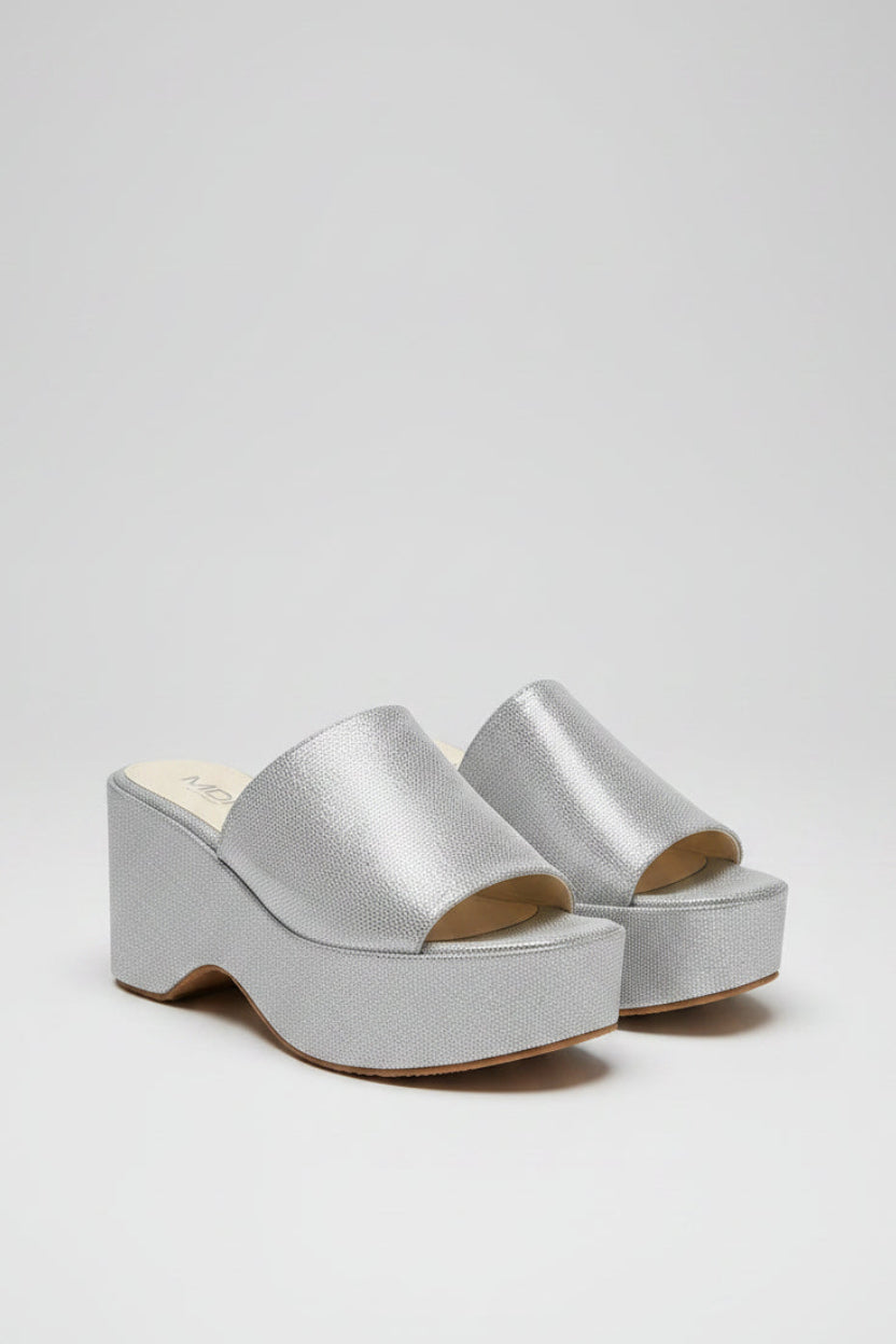 TEXTURED LEATHER WEDGE MULES – SILVER