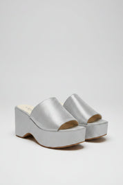 TEXTURED LEATHER WEDGE MULES – SILVER