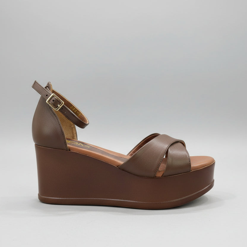 SANDALES COMPENSÉES À BRIDES CROISÉES – MARRON