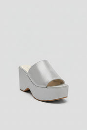 TEXTURED LEATHER WEDGE MULES – SILVER